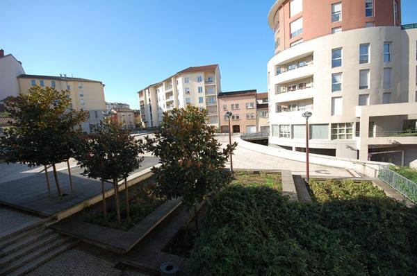 Grand 2 pièces lumineux avec parking - plein centre