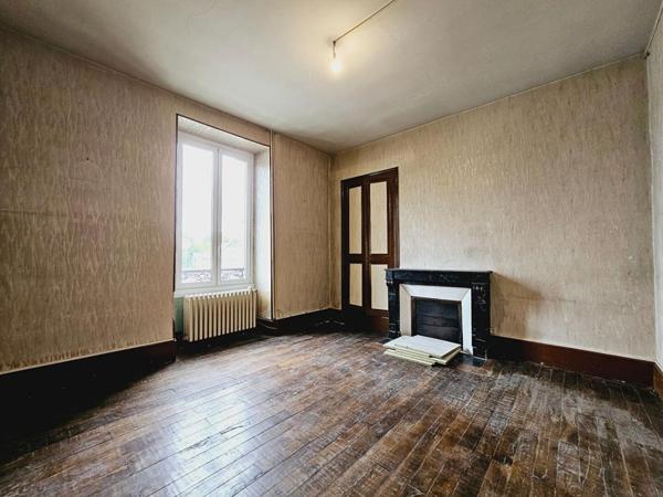 SAINT DOULCHARD IMMEUBLE DE 285M² GARAGE DEPENDANCES