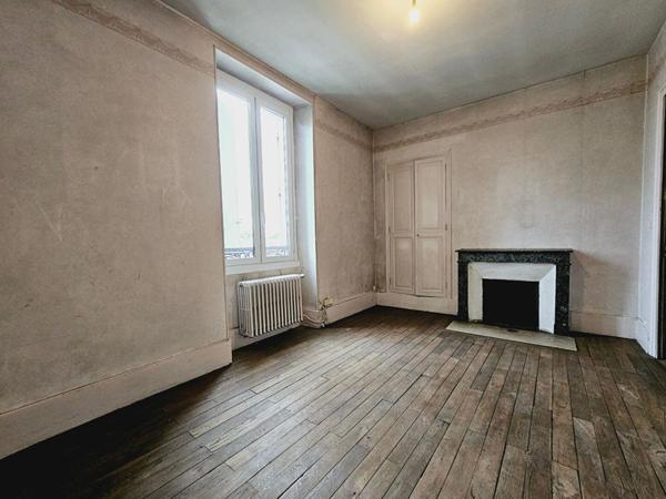 SAINT DOULCHARD IMMEUBLE DE 285M² GARAGE DEPENDANCES