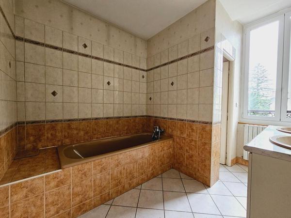 SAINT DOULCHARD IMMEUBLE DE 285M² GARAGE DEPENDANCES