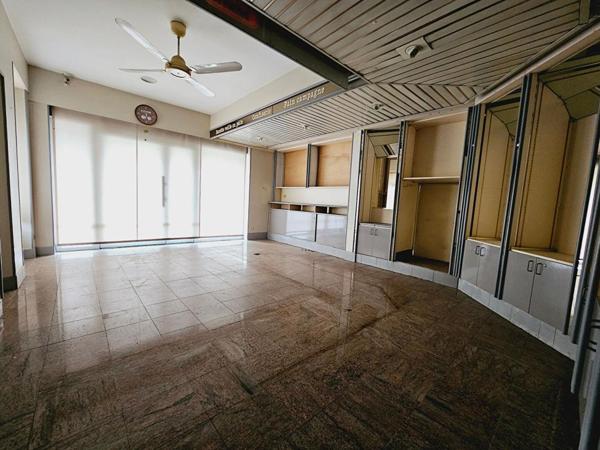 SAINT DOULCHARD IMMEUBLE DE 285M² GARAGE DEPENDANCES