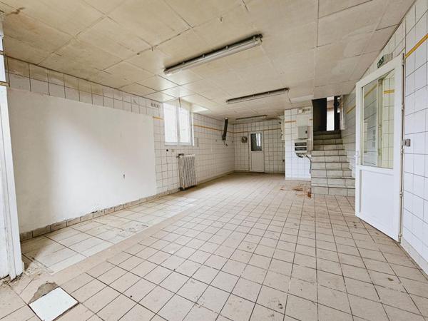 SAINT DOULCHARD IMMEUBLE DE 285M² GARAGE DEPENDANCES