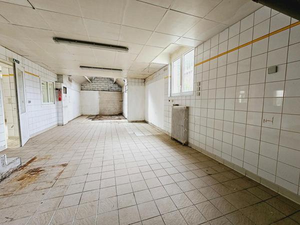 SAINT DOULCHARD IMMEUBLE DE 285M² GARAGE DEPENDANCES