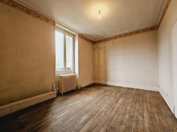 SAINT DOULCHARD IMMEUBLE DE 285M² GARAGE DEPENDANCES