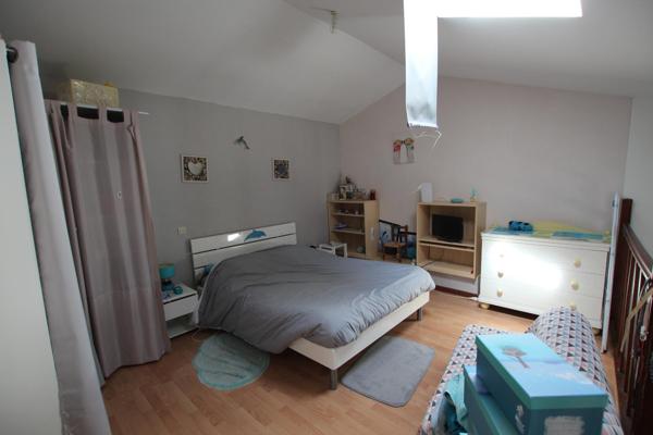 APPARTEMENT SUR 2 NIVEAUX AVEC EMPLACEMENT PARKING ET CAVE
