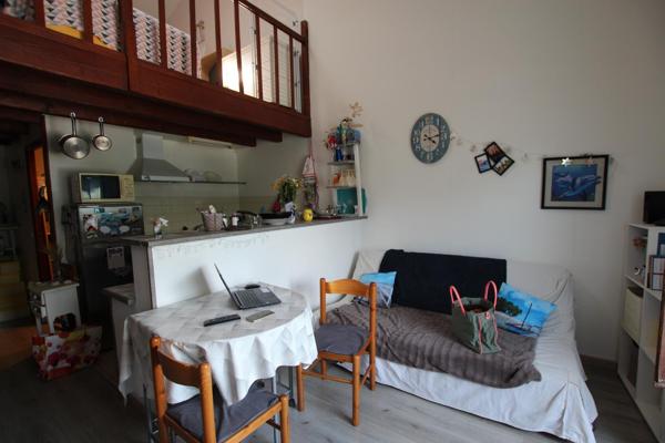 APPARTEMENT SUR 2 NIVEAUX AVEC EMPLACEMENT PARKING ET CAVE