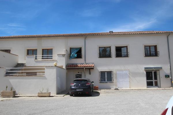 APPARTEMENT SUR 2 NIVEAUX AVEC EMPLACEMENT PARKING ET CAVE