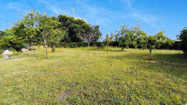 Très beau terrain de 1490m² constructibles sur St Jean d'Angely