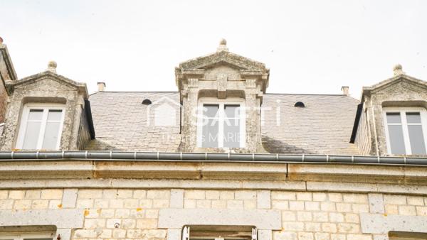 Maison en pierre de caractère à restaurer de 130 m² avec 4 chambres, toiture récente, double vitrage, combles aménageables et jardin. Secteur calme à Larchamp, à 50 min de la mer. Fort potentiel !