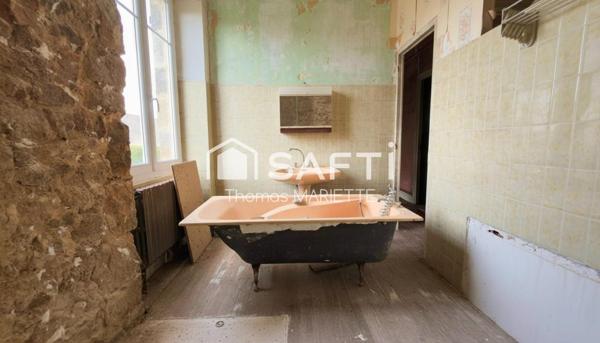 Maison en pierre de caractère à restaurer de 130 m² avec 4 chambres, toiture récente, double vitrage, combles aménageables et jardin. Secteur calme à Larchamp, à 50 min de la mer. Fort potentiel !