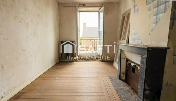 Maison en pierre de caractère à restaurer de 130 m² avec 4 chambres, toiture récente, double vitrage, combles aménageables et jardin. Secteur calme à Larchamp, à 50 min de la mer. Fort potentiel !