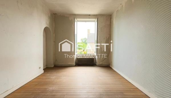 Maison en pierre de caractère à restaurer de 130 m² avec 4 chambres, toiture récente, double vitrage, combles aménageables et jardin. Secteur calme à Larchamp, à 50 min de la mer. Fort potentiel !