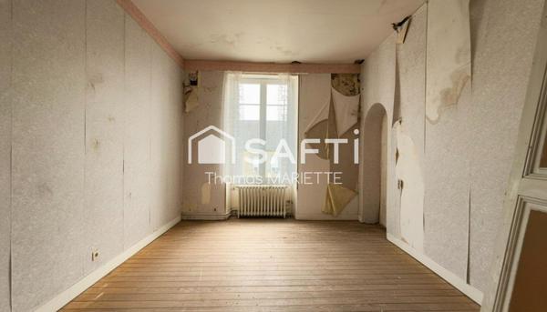Maison en pierre de caractère à restaurer de 130 m² avec 4 chambres, toiture récente, double vitrage, combles aménageables et jardin. Secteur calme à Larchamp, à 50 min de la mer. Fort potentiel !