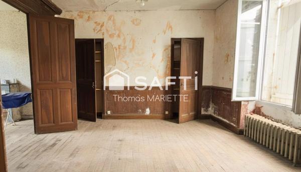 Maison en pierre de caractère à restaurer de 130 m² avec 4 chambres, toiture récente, double vitrage, combles aménageables et jardin. Secteur calme à Larchamp, à 50 min de la mer. Fort potentiel !