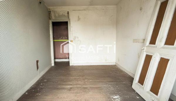 Maison en pierre de caractère à restaurer de 130 m² avec 4 chambres, toiture récente, double vitrage, combles aménageables et jardin. Secteur calme à Larchamp, à 50 min de la mer. Fort potentiel !