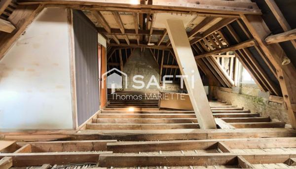 Maison en pierre de caractère à restaurer de 130 m² avec 4 chambres, toiture récente, double vitrage, combles aménageables et jardin. Secteur calme à Larchamp, à 50 min de la mer. Fort potentiel !