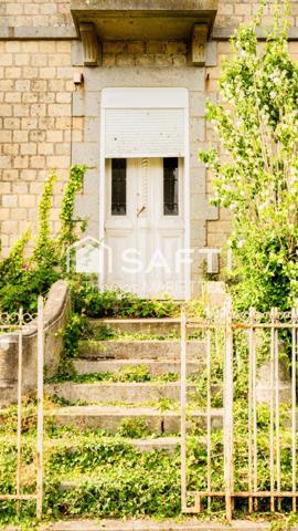 Maison en pierre de caractère à restaurer de 130 m² avec 4 chambres, toiture récente, double vitrage, combles aménageables et jardin. Secteur calme à Larchamp, à 50 min de la mer. Fort potentiel !