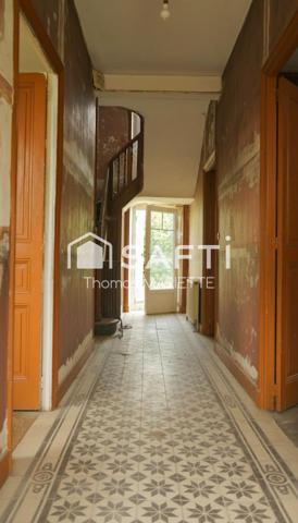 Maison en pierre de caractère à restaurer de 130 m² avec 4 chambres, toiture récente, double vitrage, combles aménageables et jardin. Secteur calme à Larchamp, à 50 min de la mer. Fort potentiel !