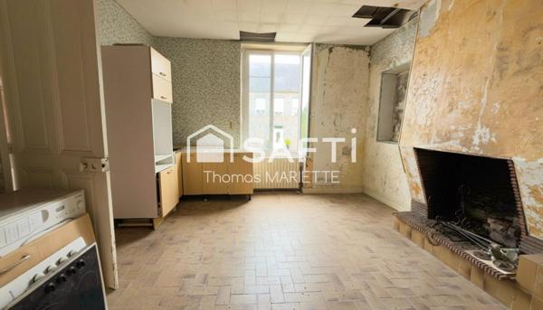 Maison en pierre de caractère à restaurer de 130 m² avec 4 chambres, toiture récente, double vitrage, combles aménageables et jardin. Secteur calme à Larchamp, à 50 min de la mer. Fort potentiel !