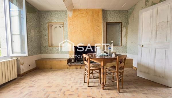 Maison en pierre de caractère à restaurer de 130 m² avec 4 chambres, toiture récente, double vitrage, combles aménageables et jardin. Secteur calme à Larchamp, à 50 min de la mer. Fort potentiel !