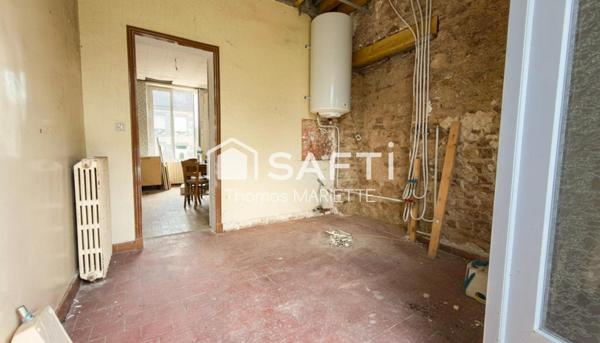 Maison en pierre de caractère à restaurer de 130 m² avec 4 chambres, toiture récente, double vitrage, combles aménageables et jardin. Secteur calme à Larchamp, à 50 min de la mer. Fort potentiel !