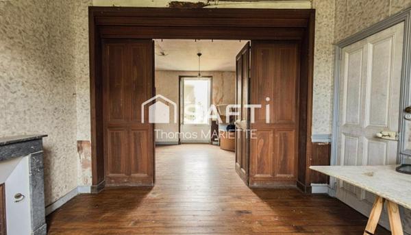 Maison en pierre de caractère à restaurer de 130 m² avec 4 chambres, toiture récente, double vitrage, combles aménageables et jardin. Secteur calme à Larchamp, à 50 min de la mer. Fort potentiel !