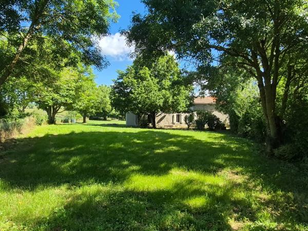 Ensemble immobilier avec 3 maisons sur 5 110 m² – Moragne 17430