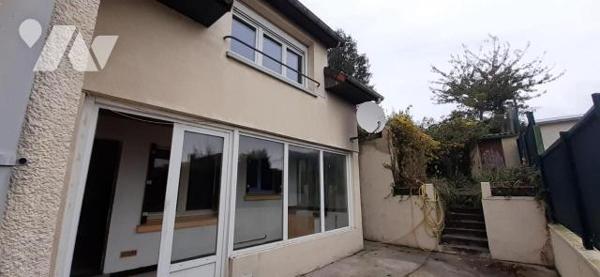 Maison situé dans un quartier calme et à proximité immédiate des commerces comprenant au rez-de...