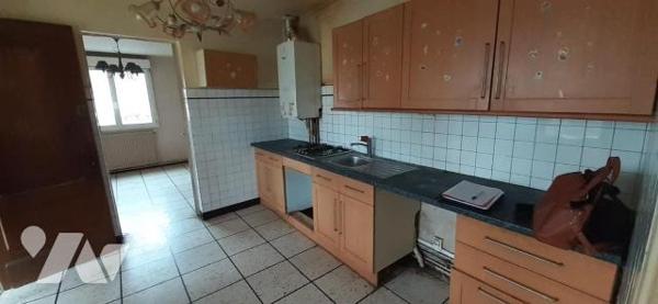 Maison situé dans un quartier calme et à proximité immédiate des commerces comprenant au rez-de...