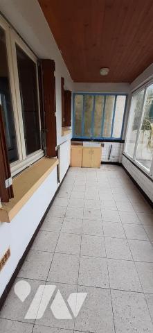 Maison situé dans un quartier calme et à proximité immédiate des commerces comprenant au rez-de...