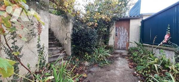 Maison situé dans un quartier calme et à proximité immédiate des commerces comprenant au rez-de...