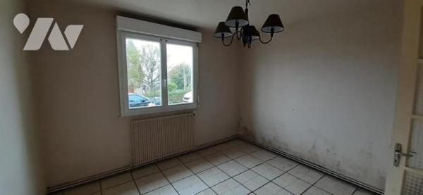 Maison situé dans un quartier calme et à proximité immédiate des commerces comprenant au rez-de...