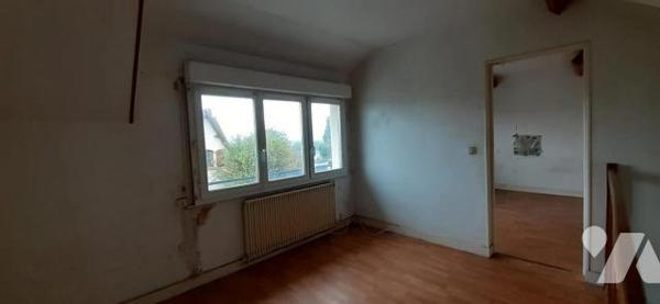 Maison situé dans un quartier calme et à proximité immédiate des commerces comprenant au rez-de...