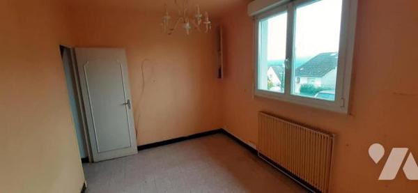 Maison situé dans un quartier calme et à proximité immédiate des commerces comprenant au rez-de...