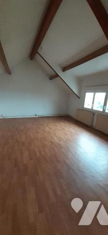 Maison situé dans un quartier calme et à proximité immédiate des commerces comprenant au rez-de...