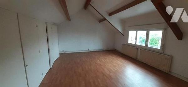 Maison situé dans un quartier calme et à proximité immédiate des commerces comprenant au rez-de...