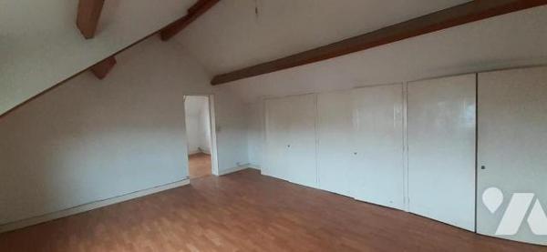 Maison situé dans un quartier calme et à proximité immédiate des commerces comprenant au rez-de...