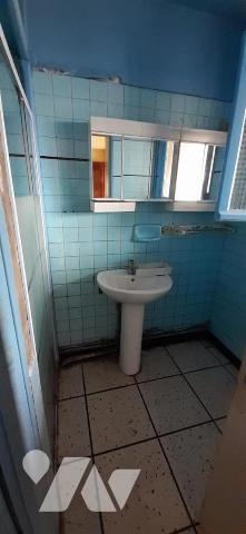 Maison situé dans un quartier calme et à proximité immédiate des commerces comprenant au rez-de...