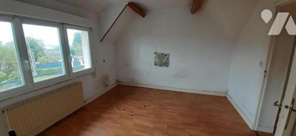 Maison situé dans un quartier calme et à proximité immédiate des commerces comprenant au rez-de...