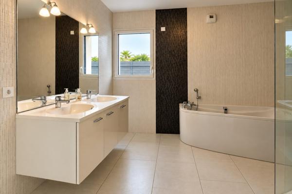 A VENDRE -VANNES Maison CONTEMPORAINE en impasse.