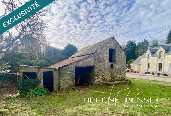 Bâtisse en pierre à rénover avec hangar sur terrain de 2 210 m².