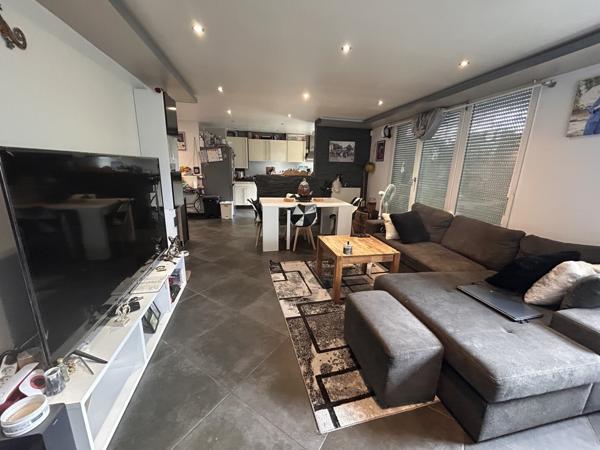 F4 de 86 m2 au 2ème étage + une cave + place de parking privée