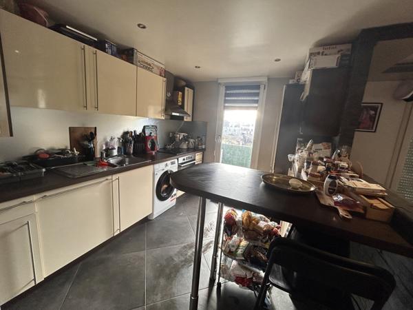 F4 de 86 m2 au 2ème étage + une cave + place de parking privée