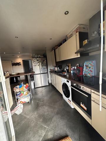 F4 de 86 m2 au 2ème étage + une cave + place de parking privée