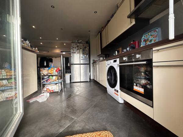 F4 de 86 m2 au 2ème étage + une cave + place de parking privée