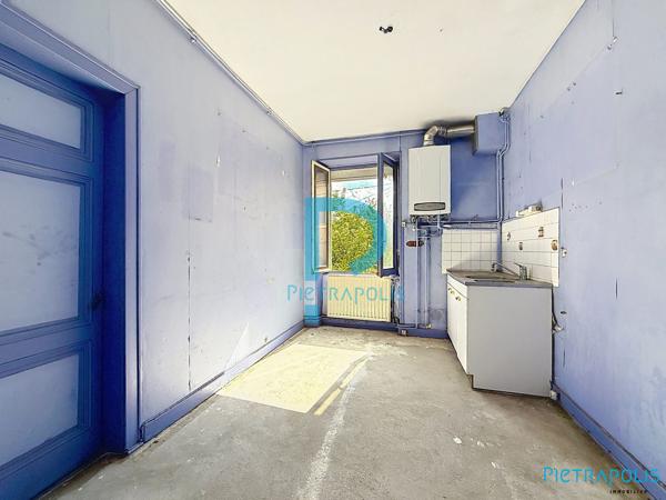 APPARTEMENT/PLATEAU A RENOVER AVEC CAVE ET GARAGE