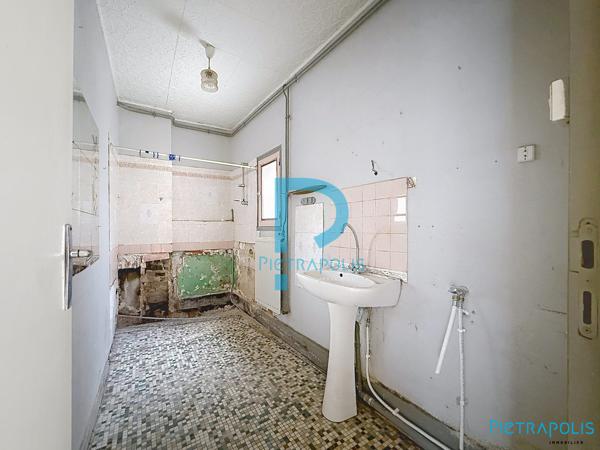 APPARTEMENT/PLATEAU A RENOVER AVEC CAVE ET GARAGE