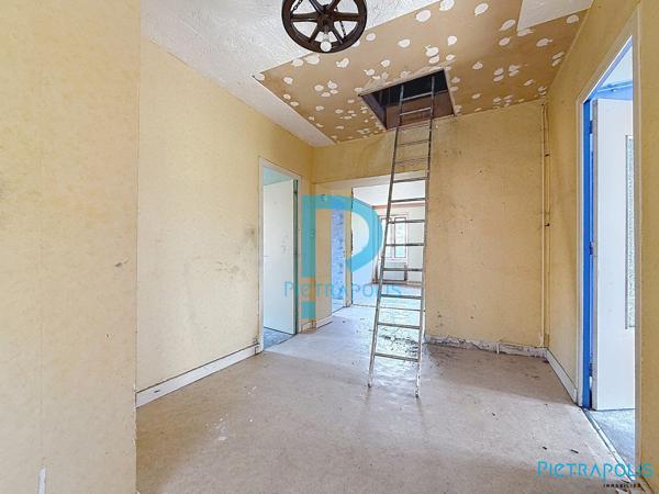 APPARTEMENT/PLATEAU A RENOVER AVEC CAVE ET GARAGE