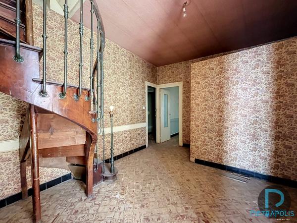 TENEMENT IMMOBILIER avec trois appartements et terrain