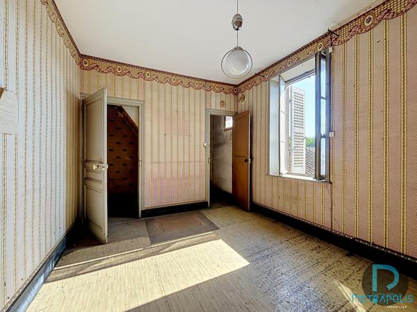 TENEMENT IMMOBILIER avec trois appartements et terrain